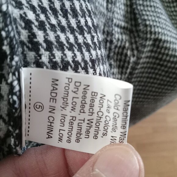 Beautiful houndstooth coat with a skirt at the back, double row of buttons... - Picture 12 of 16